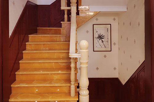 光村镇中式别墅室内汉白玉石楼梯的定制安装装饰效果